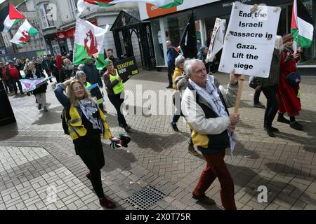 Rhyl, Royaume-Uni. 13 avril 2024. Des manifestants ont été vus marcher dans les rues avec des pancartes pendant la manifestation. Plus de 150 partisans pro-palestiniens de partout au pays de Galles ont manifesté dans les rues pour exiger un cessez-le-feu à Gaza et mettre fin au génocide. (Photo par Andrew McCoy/SOPA images/SIPA USA) crédit : SIPA USA/Alamy Live News Banque D'Images