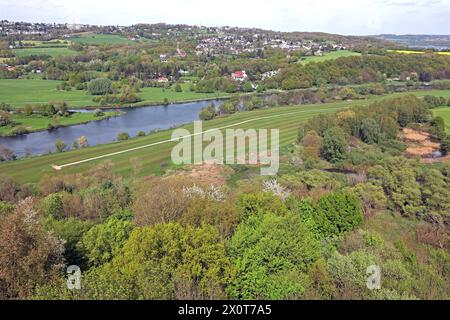 Kulturlandschaft im Ruhrgebiet Blick von der Burg Blankenstein, auf die Auenlandschaft im Ruhrtal. Der Ort liegt unmittelbar am Südufer der Ruhr, gegenüber der Stadt Bochum Hattingen Nordrhein-Westfalen Deutschland Blankenstein *** paysage culturel dans la région de la Ruhr vue depuis le château de Blankenstein du paysage des plaines inondables dans la vallée de la Ruhr le village se trouve directement sur la rive sud de la Ruhr, en face de la ville de Bochum Hattingen Rhénanie du Nord-Westphalie Allemagne Blankenstein Banque D'Images