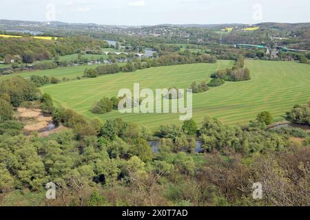 Kulturlandschaft im Ruhrgebiet Blick von der Burg Blankenstein, auf die Auenlandschaft im Ruhrtal. Der Ort liegt unmittelbar am Südufer der Ruhr, gegenüber der Stadt Bochum Hattingen Nordrhein-Westfalen Deutschland Blankenstein *** paysage culturel dans la région de la Ruhr vue depuis le château de Blankenstein du paysage des plaines inondables dans la vallée de la Ruhr le village se trouve directement sur la rive sud de la Ruhr, en face de la ville de Bochum Hattingen Rhénanie du Nord-Westphalie Allemagne Blankenstein Banque D'Images