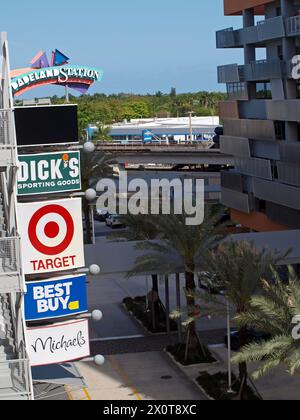 Miami, Floride, États-Unis - 6 avril 2024 : entrée au centre commercial Dadeland Station avec logo de magasins. Banque D'Images