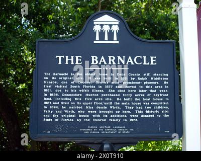 Miami, Floride, États-Unis - 6 avril 2024 : marqueur de la Barnacle, la plus ancienne maison dans son emplacement d'origine dans le comté de Miami-Dade. Banque D'Images