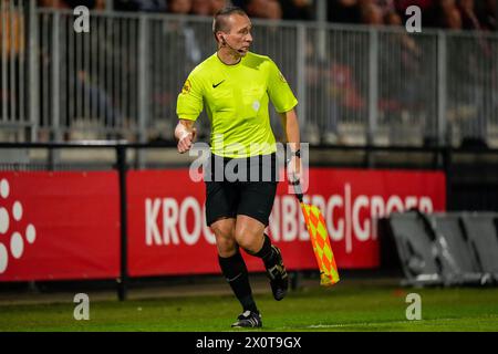 Almere, pays-Bas. 13 avril 2024. ALMERE, PAYS-BAS - 13 AVRIL : arbitre adjoint Maarten Ketting lors du match néerlandais Eredivisie entre Almere City et Sparta Rotterdam au Yanmar Stadion le 13 avril 2024 à Almere, pays-Bas. (Photo de Peter Lous/Orange Pictures) crédit : Orange pics BV/Alamy Live News Banque D'Images
