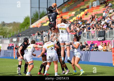 Emma Taylor de Saracens Women s'assure de la ligne de sortie du ballon lors de la demi-finale de la Coupe Allianz entre Saracens Women et Exeter Chiefs Women au StoneX Stadium, Londres, Angleterre, le 13 avril 2024. Photo de Phil Hutchinson. Utilisation éditoriale uniquement, licence requise pour une utilisation commerciale. Aucune utilisation dans les Paris, les jeux ou les publications d'un club/ligue/joueur. Crédit : UK Sports pics Ltd/Alamy Live News Banque D'Images