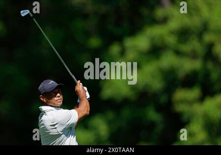 Augusta, États-Unis. 13 avril 2024. Tiger Woods frappe son tir d'approche vers le onzième trou lors de la troisième manche du tournoi Masters à Augusta National Golf Club à Augusta, Géorgie, le samedi 13 avril 2024. Photo de John Angelillo/UPI crédit : UPI/Alamy Live News Banque D'Images