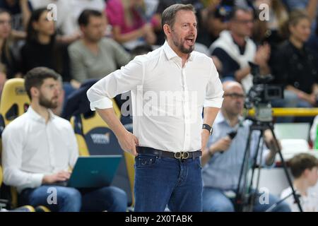 Vérone, Italie. 13 avril 2024. Alberto Giuliani entraîneur-chef de Valsa Group Modena lors du match entre Rana Verona et Valsa Group Modena, pool de qualifications de la Challenge Cup of Superlega Italian Volleball Championship 2023/2024 au Pala AGSM-AIM le 13 avril 2024, Vérone, Italie. Crédit : Agence photo indépendante/Alamy Live News Banque D'Images