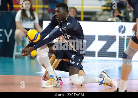 Vérone, Italie. 13 avril 2024. Bump de Noumory Keita de Rana Verona lors du match entre Rana Verona et Valsa Group Modena, pool de qualifications du Challenge Cup of Superlega Italian Volleball Championship 2023/2024 au Pala AGSM-AIM le 13 avril 2024, Vérone, Italie. Crédit : Agence photo indépendante/Alamy Live News Banque D'Images