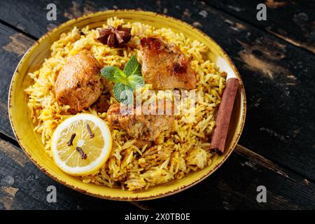 Poulet Hyderabadi Biryani sur table rustique, nourriture traditionnelle non végétarienne de l'Inde, gros plan Banque D'Images