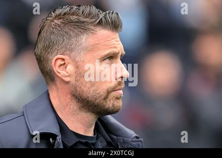 Rob Edwards entraîneur de Luton Town, lors du match de premier League Manchester City vs Luton Town au stade Etihad, Manchester, Royaume-Uni, 13 avril 2024 (photo de Cody Froggatt/News images) Banque D'Images