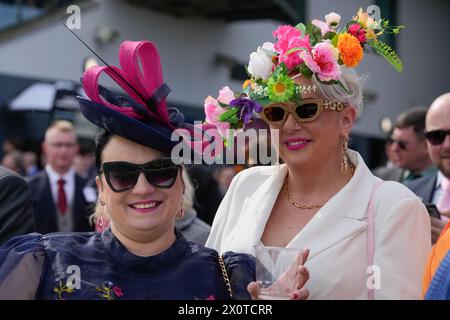 13 avril 2024 ; Aintree Racecourse, Aintree, Merseyside, Angleterre : 2024 Grand National Festival Day 3 ; les amateurs de courses apprécient le temps pendant le JRL Group Liverpool Hurdle Banque D'Images