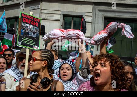 Londres, Royaume-Uni. 13 avril 2024. Les manifestants tiennent des effigies d'enfants pendant la marche de Palestine : arrêtez d'armer Israël. Les Londoniens ont rejoint la journée nationale d'action pour la Palestine alors qu'ils marchaient vers la place du Parlement pour exiger que le gouvernement britannique cesse d'armer Israël et appelle à un cessez-le-feu permanent. (Photo de Loredana Sangiuliano/SOPA images/Sipa USA) crédit : Sipa USA/Alamy Live News Banque D'Images