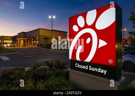 Chick-fil-Un restaurant avec drive-in à plusieurs voies à Oxford, Alabama. (ÉTATS-UNIS) Banque D'Images