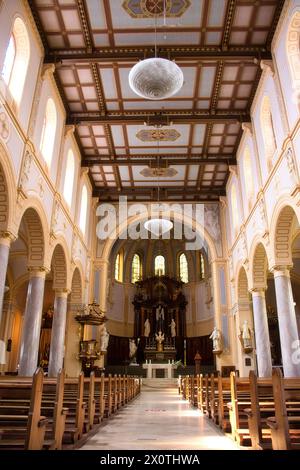 Weinheim, Allemagne - 19 mai 2021 : plafond à l'intérieur de la salle catholique Église Laurentius à Weinheim, Allemagne. Banque D'Images