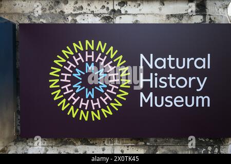 Londres, Royaume-Uni - 22 mars 2024 ; signe avec logo au Natural History Museum de Londres Banque D'Images