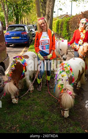 Wendover, Angleterre, Royaume-Uni. 13 avril 2024. Pathway Ponies marche pour une meilleure éducation, de meilleures opportunités d'emploi, plus d'acceptation de l'autisme et des temps d'attente de diagnostic plus courts pour les jeunes autistes. Soutenir la Société nationale autiste. Crédit : Stephen Bell/Alamy Live News Banque D'Images