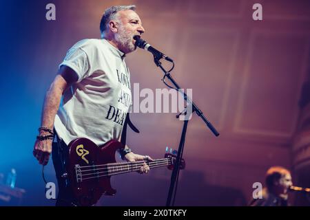 Newcastle, Royaume-Uni. 13 avril 2024. Peter Hook et The Light jouent à l'o2 City Hall, Newcastle. Crédit : Thomas Jackson/Alamy Live News Banque D'Images