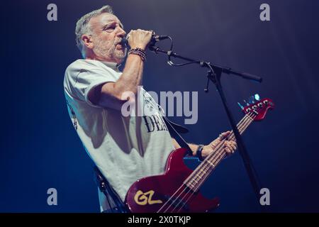 Newcastle, Royaume-Uni. 13 avril 2024. Peter Hook et The Light jouent à l'o2 City Hall, Newcastle. Crédit : Thomas Jackson/Alamy Live News Banque D'Images