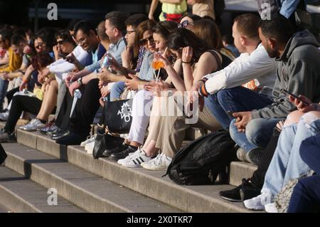 Milan, Italie. 14 avril 2024. Piazza Duomo Milan revient à la normale après 3 jours de fermeture pour le G7, avec la réouverture des marches et du cimetière. Crédit : Agence photo indépendante/Alamy Live News Banque D'Images