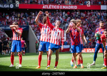 Madrid, Espagne. 13 avril 2024. Les joueurs de l'Atletico Madrid (de gauche à droite) Cesar Azpilicueta, Axel Witsel, Rodrigo de Paul, Antoine Griezmann célèbrent la victoire à l'issue du match de football de la Liga EA Sports entre l'Atletico Madrid et le Girona FC à l'Estadio Civitas Metropolitano. Atletico Madrid 3 : 1 Girona FC. (Photo Alberto Gardin/SOPA images/SIPA USA) crédit : SIPA USA/Alamy Live News Banque D'Images