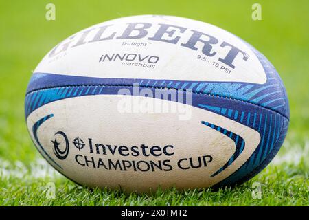 Dublin, Irlande. 13 avril 2024. Le ballon officiel de la Coupe des Champions Investec, quart de finale entre Leinster Rugby et stade Rochelais au Aviva Stadium à Dublin, Irlande, le 13 avril 2024 (photo Andrew SURMA/ Credit : Sipa USA/Alamy Live News Banque D'Images