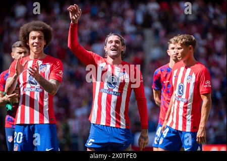 Madrid, Espagne. 13 avril 2024. Les joueurs de l'Atletico Madrid (de gauche à droite) Axel Witsel, Rodrigo de Paul, Marcos Llorente célèbrent la victoire à la fin du match de football la Liga EA Sports entre l'Atletico Madrid et le Girona FC à l'Estadio Civitas Metropolitano. Atletico Madrid 3 : 1 Girona FC. (Photo Alberto Gardin/SOPA images/SIPA USA) crédit : SIPA USA/Alamy Live News Banque D'Images