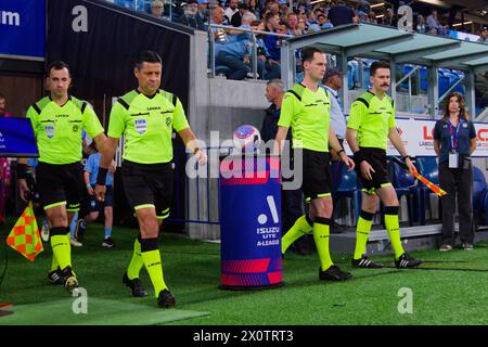 Sydney, Australie. 13 avril 2024. Les arbitres entrent sur le terrain avant le match de A-League RD24 masculin entre Sydney FC et les Wanderers au stade Allianz le 13 avril 2024 à Sydney, Australie crédit : IOIO IMAGES/Alamy Live News Banque D'Images