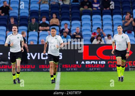 Sydney, Australie. 13 avril 2024. Les arbitres du match s'échauffent avant le match de A-League RD24 masculin entre Sydney FC et les Wanderers au stade Allianz le 13 avril 2024 à Sydney, Australie crédit : IOIO IMAGES/Alamy Live News Banque D'Images