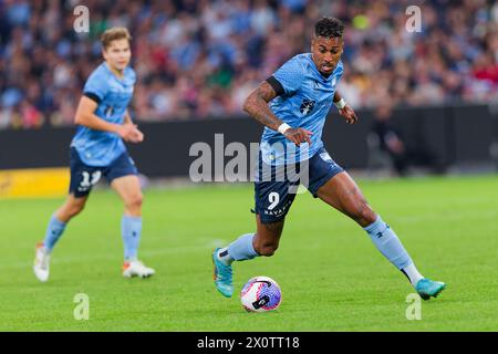 Sydney, Australie. 13 avril 2024. Fábio Gomes of Sydney FC contrôle le ballon lors du match de A-League RD24 masculin entre Sydney FC et les Wanderers au stade Allianz le 13 avril 2024 à Sydney, Australie crédit : IOIO IMAGES/Alamy Live News Banque D'Images