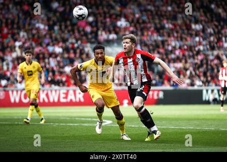 Nathan Collins de Brentford sur le ballon lors du match de premier League entre Brentford et Sheffield United au Gtech Community Stadium, Brentford, samedi 13 avril 2024. (Photo : Tom West | mi News) crédit : MI News & Sport /Alamy Live News Banque D'Images