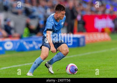 Sydney, Australie. 13 avril 2024. Joseph Lolley du Sydney FC contrôle le ballon lors du match de A-League RD24 masculin entre le Sydney FC et les Wanderers au stade Allianz le 13 avril 2024 à Sydney, Australie crédit : IOIO IMAGES/Alamy Live News Banque D'Images