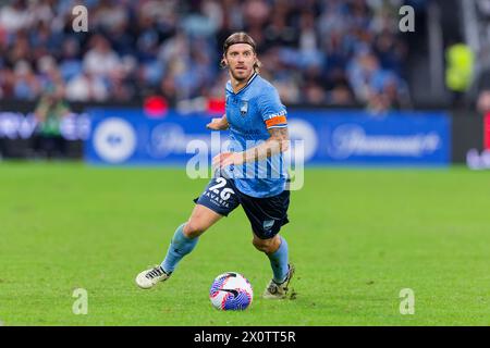 Sydney, Australie. 13 avril 2024. Luke Brattan du Sydney FC contrôle le ballon lors du match de A-League RD24 masculin entre le Sydney FC et les Wanderers au stade Allianz le 13 avril 2024 à Sydney, Australie crédit : IOIO IMAGES/Alamy Live News Banque D'Images