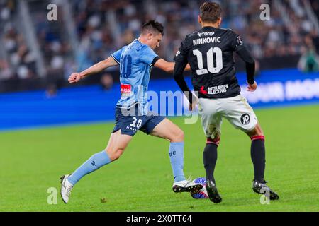 Sydney, Australie. 13 avril 2024. Joseph Lolley du Sydney FC. Contrôle le ballon lors du match de A-League RD24 masculin entre Sydney FC et les Wanderers au stade Allianz le 13 avril 2024 à Sydney, Australie crédit : IOIO IMAGES/Alamy Live News Banque D'Images