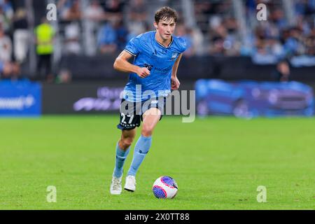 Sydney, Australie. 13 avril 2024. Hayden Matthews du Sydney FC contrôle le ballon lors du match de A-League RD24 masculin entre le Sydney FC et les Wanderers à l'Allianz Stadium le 13 avril 2024 à Sydney, en Australie. Crédit : IOIO IMAGES/Alamy Live News Banque D'Images