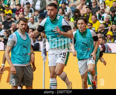 Monchengladbach, Rhénanie du Nord-Westphalie, Allemagne. 14 avril 2024. Les joueurs de banc du Borussia Monchengladbach, dont JOE SALLY (29, au centre) et ROCCO REITZ (27, au centre-droite), s'échauffent lors du match de la Bundesliga 29 opposant Borussia Monchengladbach contre Borussia Dortmund au Borussia Park à Monchengladbach, Rhénanie-du-Nord-Westphalie, Allemagne, le 13 avril 2024. (Crédit image : © Kai Dambach/ZUMA Press Wire) USAGE ÉDITORIAL SEULEMENT! Non destiné à UN USAGE commercial ! Banque D'Images