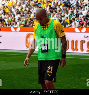 Monchengladbach, Rhénanie du Nord-Westphalie, Allemagne. 14 avril 2024. L'attaquant du Borussia Dortmund DONYELL MALEN (21 ans) regarde vers le bas en s'échauffant lors du match de la Bundesliga 29 entre le Borussia Monchengladbach et le Borussia Dortmund au Borussia Park à Monchengladbach, Rhénanie du Nord-Westphalie, Allemagne, le 13 avril 2024. (Crédit image : © Kai Dambach/ZUMA Press Wire) USAGE ÉDITORIAL SEULEMENT! Non destiné à UN USAGE commercial ! Banque D'Images