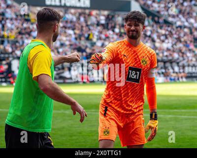 Monchengladbach, Rhénanie du Nord-Westphalie, Allemagne. 14 avril 2024. Le gardien de but et capitaine du Borussia Dortmund KOBEL (1, à droite) frappe les poings avec son coéquipier NIKLAS FUELLKRUG (14, à gauche) après avoir remporté un but en Bundesliga match de la journée 29 entre Borussia Monchengladbach contre Borussia Dortmund dans Borussia Park à Monchengladbach, Rhénanie du Nord-Westphalie, Allemagne, le 13 avril 2024. (Crédit image : © Kai Dambach/ZUMA Press Wire) USAGE ÉDITORIAL SEULEMENT! Non destiné à UN USAGE commercial ! Banque D'Images