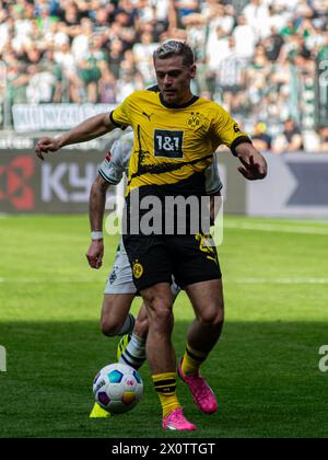 Monchengladbach, Rhénanie du Nord-Westphalie, Allemagne. 14 avril 2024. Le défenseur du Borussia Dortmund JULIAN RYERSON (26 ans) contrôle le ballon lors du match de la Bundesliga 29 entre le Borussia Monchengladbach et le Borussia Dortmund au Borussia Park à Monchengladbach, Rhénanie du Nord-Westphalie, Allemagne, le 13 avril 2024. (Crédit image : © Kai Dambach/ZUMA Press Wire) USAGE ÉDITORIAL SEULEMENT! Non destiné à UN USAGE commercial ! Banque D'Images