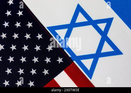 Drapeaux des États-Unis d'Amérique et d'Israël. Soutien financier de guerre d'Israël, financement de l'aide étrangère et concept de relations gouvernementales. Banque D'Images
