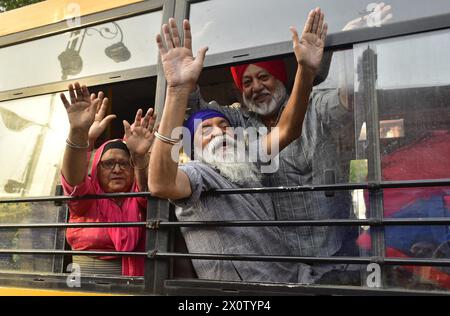 AMRITSAR, INDE - 13 AVRIL : les pèlerins sikhs partent pour le Pakistan pour célébrer le Festival de Baisakhi à l'occasion de Baisakhi le 13 avril 2024 à Amritsar, Inde. Baisakhi ou Vaisakhi, une fête populaire du printemps qui marque le premier jour du mois du Vaisakh, est célébrée avec beaucoup d'enthousiasme parmi les communautés hindoue, sikhe et bouddhiste. C'est le début du nouvel an pendjabi et sikh qui est célébré dans toute l'Inde, en particulier au Punjab et dans le nord de l'Inde. Le Baisakhi est observé le 13 avril de cette année, annonçant le début de la saison des récoltes au Pendjab. Il tombe le premier jour de Hindu Solar y Banque D'Images