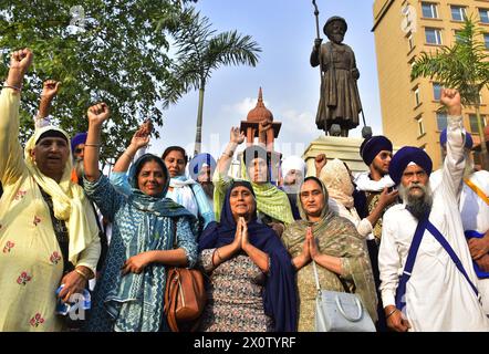 AMRITSAR, INDE - 13 AVRIL : les pèlerins sikhs partent pour le Pakistan pour célébrer le Festival de Baisakhi à l'occasion de Baisakhi le 13 avril 2024 à Amritsar, Inde. Baisakhi ou Vaisakhi, une fête populaire du printemps qui marque le premier jour du mois du Vaisakh, est célébrée avec beaucoup d'enthousiasme parmi les communautés hindoue, sikhe et bouddhiste. C'est le début du nouvel an pendjabi et sikh qui est célébré dans toute l'Inde, en particulier au Punjab et dans le nord de l'Inde. Le Baisakhi est observé le 13 avril de cette année, annonçant le début de la saison des récoltes au Pendjab. Il tombe le premier jour de Hindu Solar y Banque D'Images