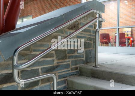 Exemple de garde-corps en acier inoxydable le long d'un ensemble extérieur d'escaliers dans un bâtiment public et commercial. Banque D'Images