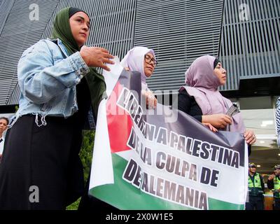 Lima, Pérou. 13 avril 2024. "Libérer la Palestine de la culpabilité de l'Allemagne" peut être lu sur une bannière quand, alors que l'Iran attaque Israël, un groupe de manifestants se rassemblent devant l'ambassade d'Allemagne à Lima, en soutien au peuple palestinien et contre la guerre Israël-Hamas dans la bande de Gaza dans le cadre d'une Journée mondiale du jeûne pour la Palestine. Ils se joignent à des milliers d’autres qui manifesteront dans le monde entier contre l’utilisation de la famine comme arme du génocide à Gaza lors d’une Journée mondiale d’action pour la Palestine. Crédit : Agence de presse Fotoholica/Alamy Live News Banque D'Images