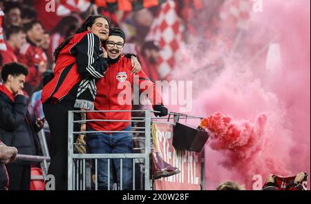 Harrison, NJ, États-Unis. 13 avril 2024. Les fans s'embrassent avant le début du match MLS entre le Chicago Fire et les New York Red Bulls au Red Bull Arena de Harrison, NJ Mike Langish/CSM/Alamy Live News Banque D'Images