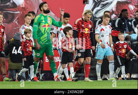 Harrison, NJ, États-Unis. 13 avril 2024. Les joueurs sortent avant le début du match MLS entre le Chicago Fire et les New York Red Bulls au Red Bull Arena de Harrison, NJ Mike Langish/CSM/Alamy Live News Banque D'Images