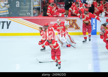 Minneapolis, Minnesota, États-Unis. 13 avril 2024. Denver célèbre après le match de championnat de hockey Frozen four masculin de la NCAA D1 2024 entre les Denver Pioneers et les Boston College Eagles au Xcel Energy Center en un lieu donné Paul, Minnesota, le 13 avril 2024. (Crédit image : © Steven Garcia/ZUMA Press Wire) USAGE ÉDITORIAL SEULEMENT! Non destiné à UN USAGE commercial ! Banque D'Images