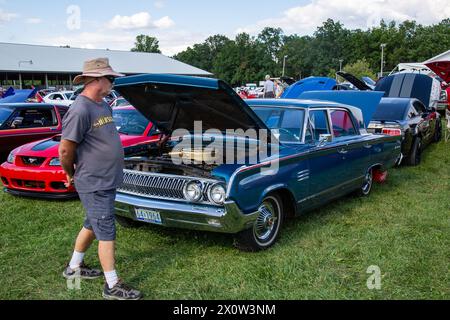 Un homme passe devant une berline Mercury Monterey bleue de 1964 exposée dans un salon automobile au Allen County Fairgrounds à Fort Wayne, Indiana, États-Unis. Banque D'Images