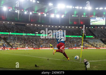 13 avril 2024, Rio de Janeiro, Rio de Janeiro, Brésil : RIO DE JANEIRO, BRÉSIL - 13 AVRIL : GUSTAVINHO du Red Bull Bragantino frappe le corner lors du match entre Fluminense et Red Bull Bragantino dans le cadre de Brasileirao 2024 au stade Maracana le 13 avril 2024 à Rio de Janeiro, Brésil. (Crédit image : © Ruano Carneiro/ZUMA Press Wire) USAGE ÉDITORIAL SEULEMENT! Non destiné à UN USAGE commercial ! Banque D'Images