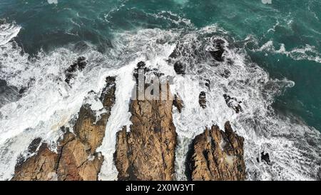 Drone vue aérienne de la côte d'arco Calan près de Constitucion Chili, océan Pacifique, vue de dessus Banque D'Images