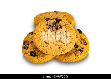 Pile de flocons d'avoine faits maison circulaires et biscuits de canneberge isolés sur fond blanc avec chemin de découpage. Banque D'Images