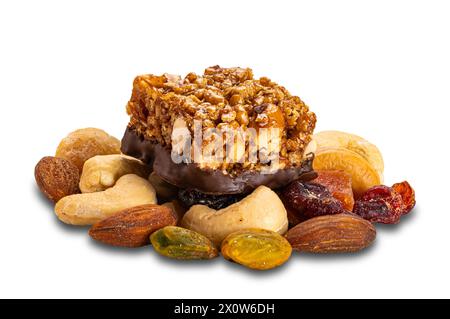 Arachides maison croustillantes simples, amandes et mini barres protéinées au chocolat sur pile de fruits mélangés et de noix isolées sur fond blanc avec chemin de coupe Banque D'Images