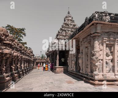 Kanchipuram, Tamil Nadu, Inde - 30 mars 2024 : les gens en file d'attente pour offrir leurs prières dans le temple de Kailasanathar également appelé le Kailasanatha t Banque D'Images